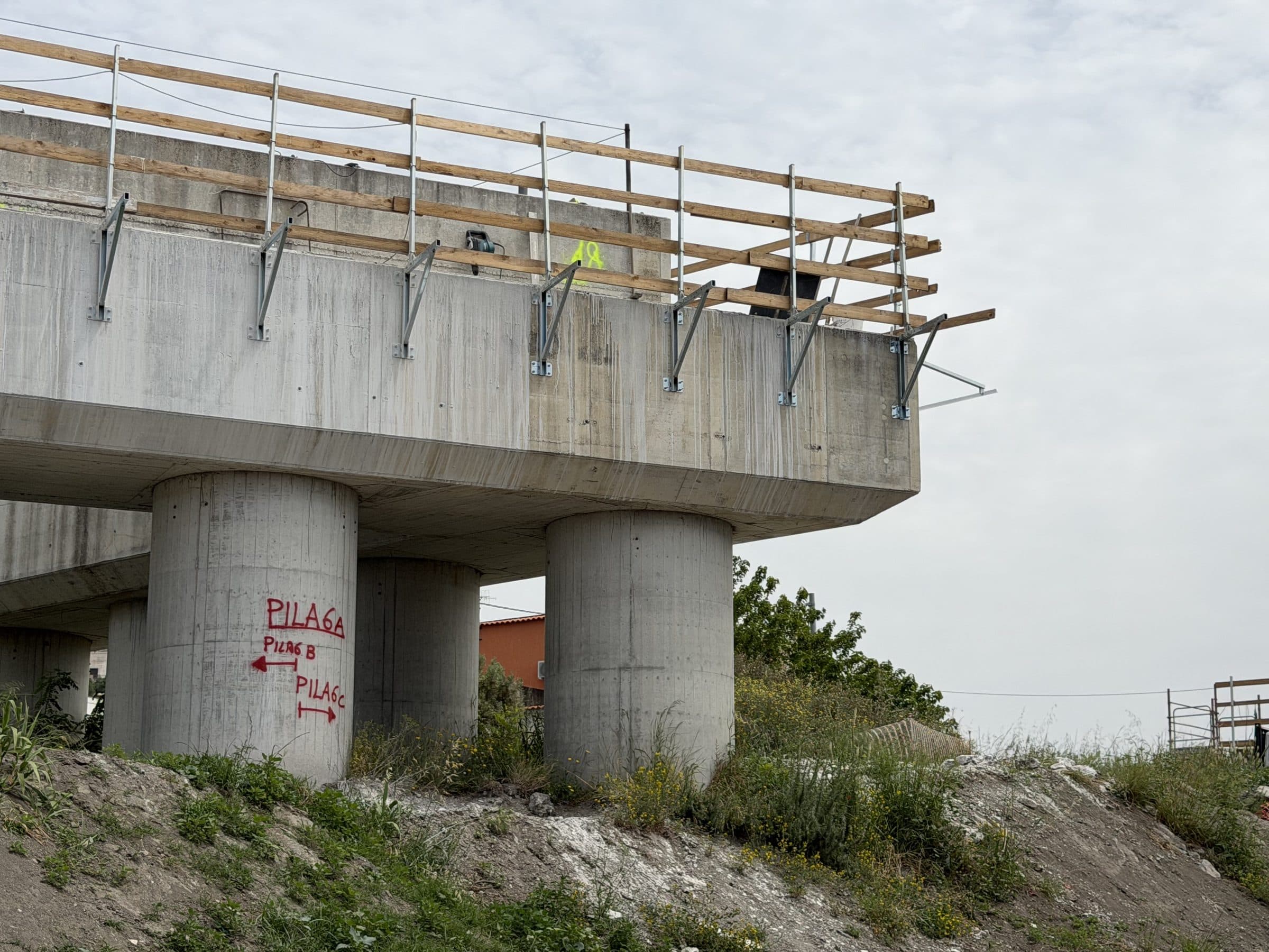 Pile circolari in calcestruzzo che sostengono un pulvino con parapetto provvisorio in legno