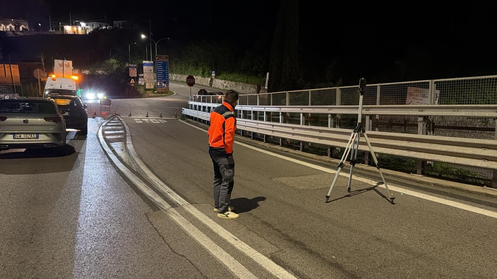 Laser scanner su treppiede all’inizio della rampa di uscita, di notte, con il traffico fermo